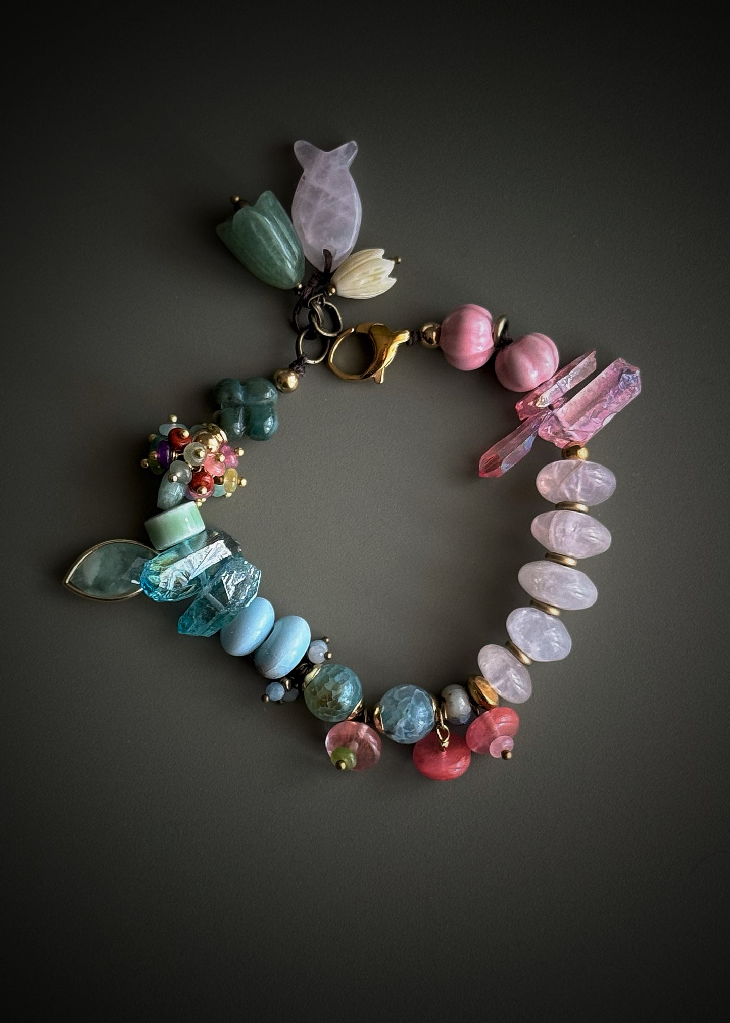 Bracelet with mixed pastel-colored stones, charms and flowers - Model 16