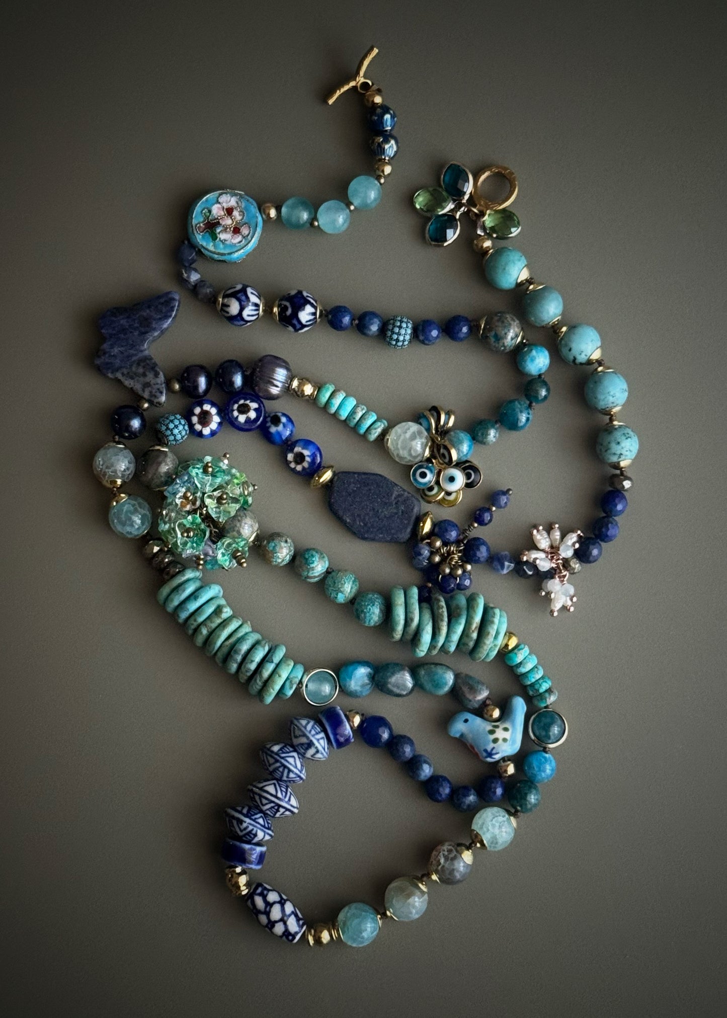 Long necklace with blue stones and pendants - Model 07