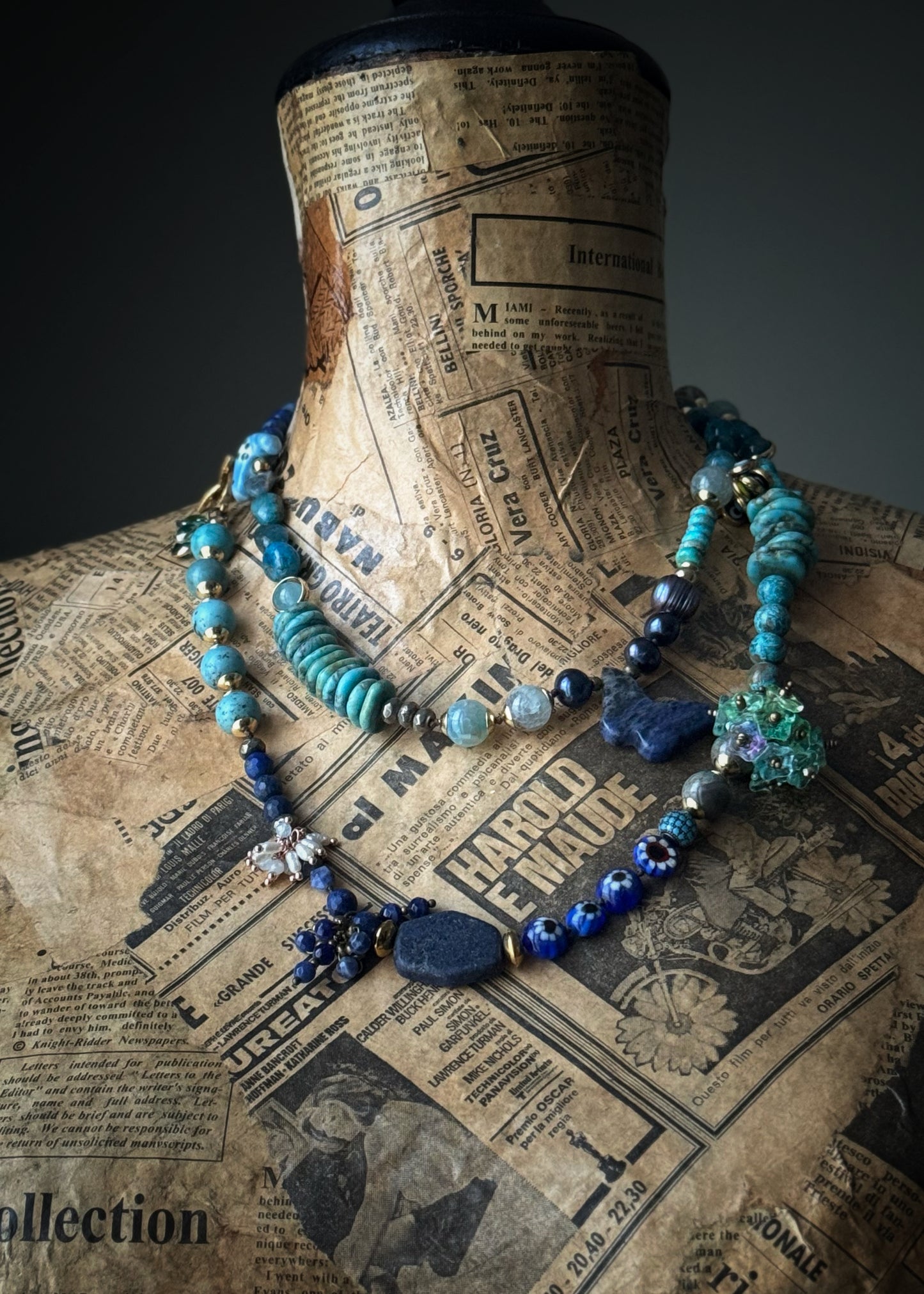 Long necklace with blue stones and pendants - Model 07