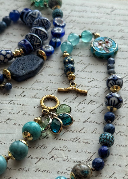 Long necklace with blue stones and pendants - Model 07