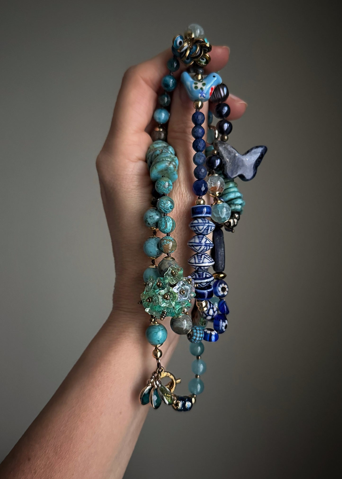 Long necklace with blue stones and pendants - Model 07