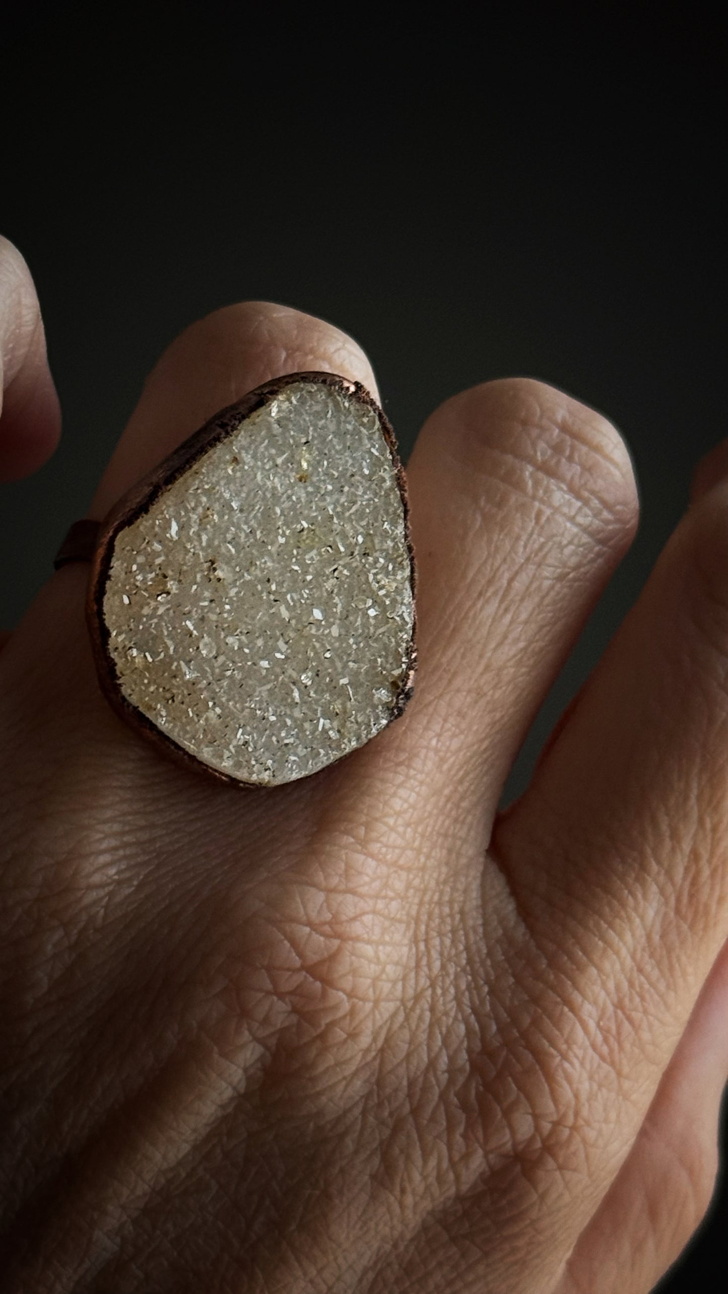 Anello in Rame con Drusa di Quarzo Champagne - Misura 7 US (17mm)