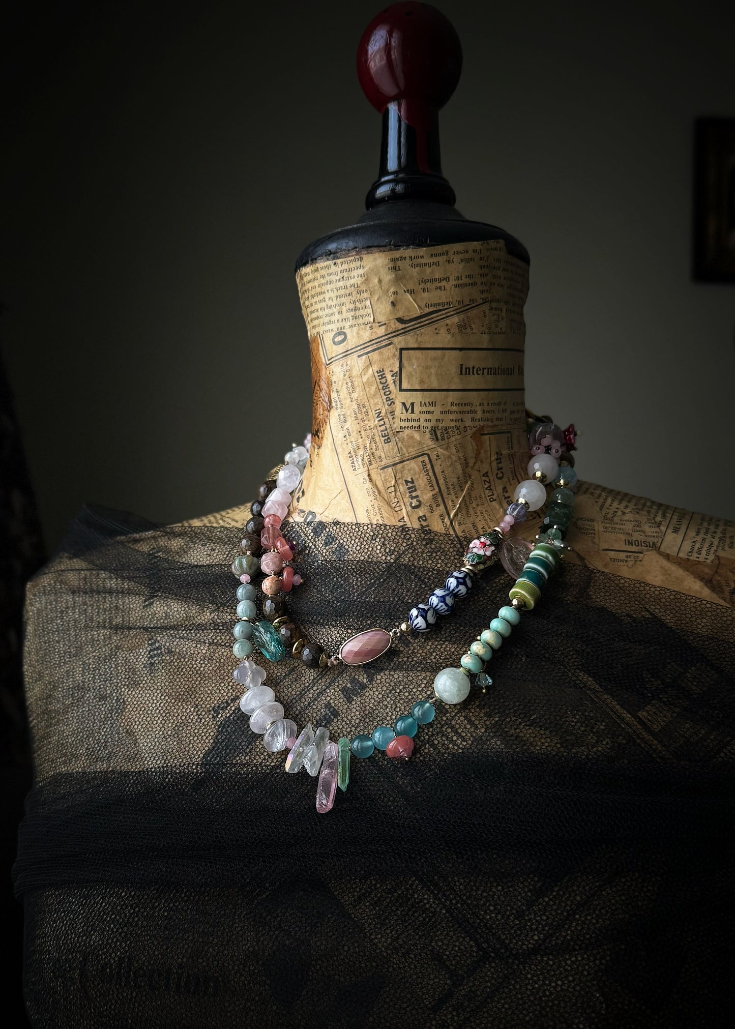 Long necklace with pastel-colored stones - Model 08
