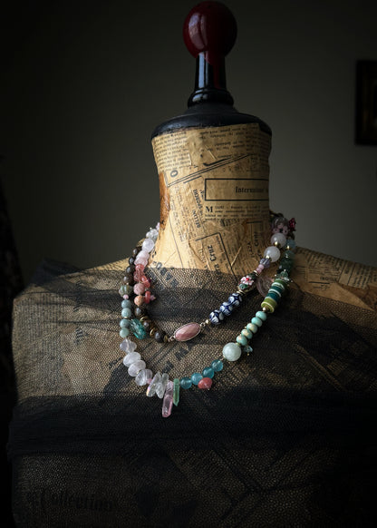 Long necklace with pastel-colored stones - Model 08