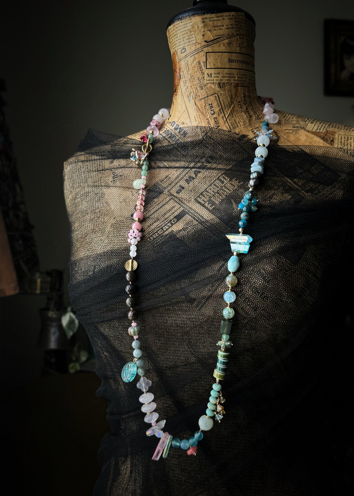 Long necklace with pastel-colored stones - Model 08