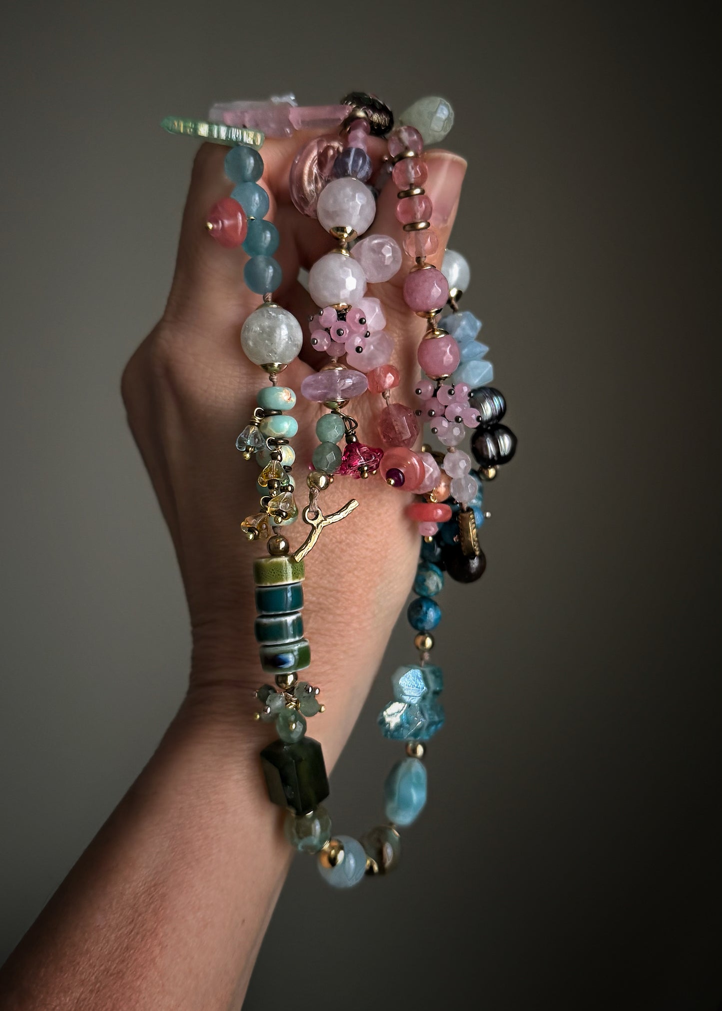 Long necklace with pastel-colored stones - Model 08