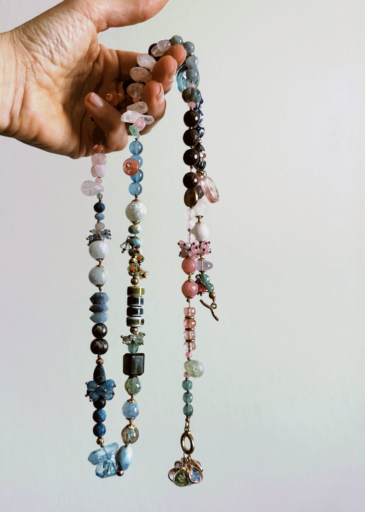 Long necklace with pastel-colored stones - Model 08