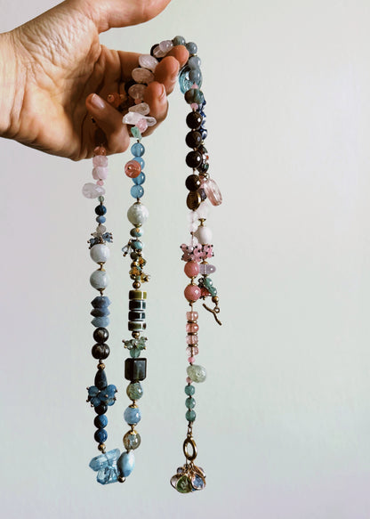 Long necklace with pastel-colored stones - Model 08