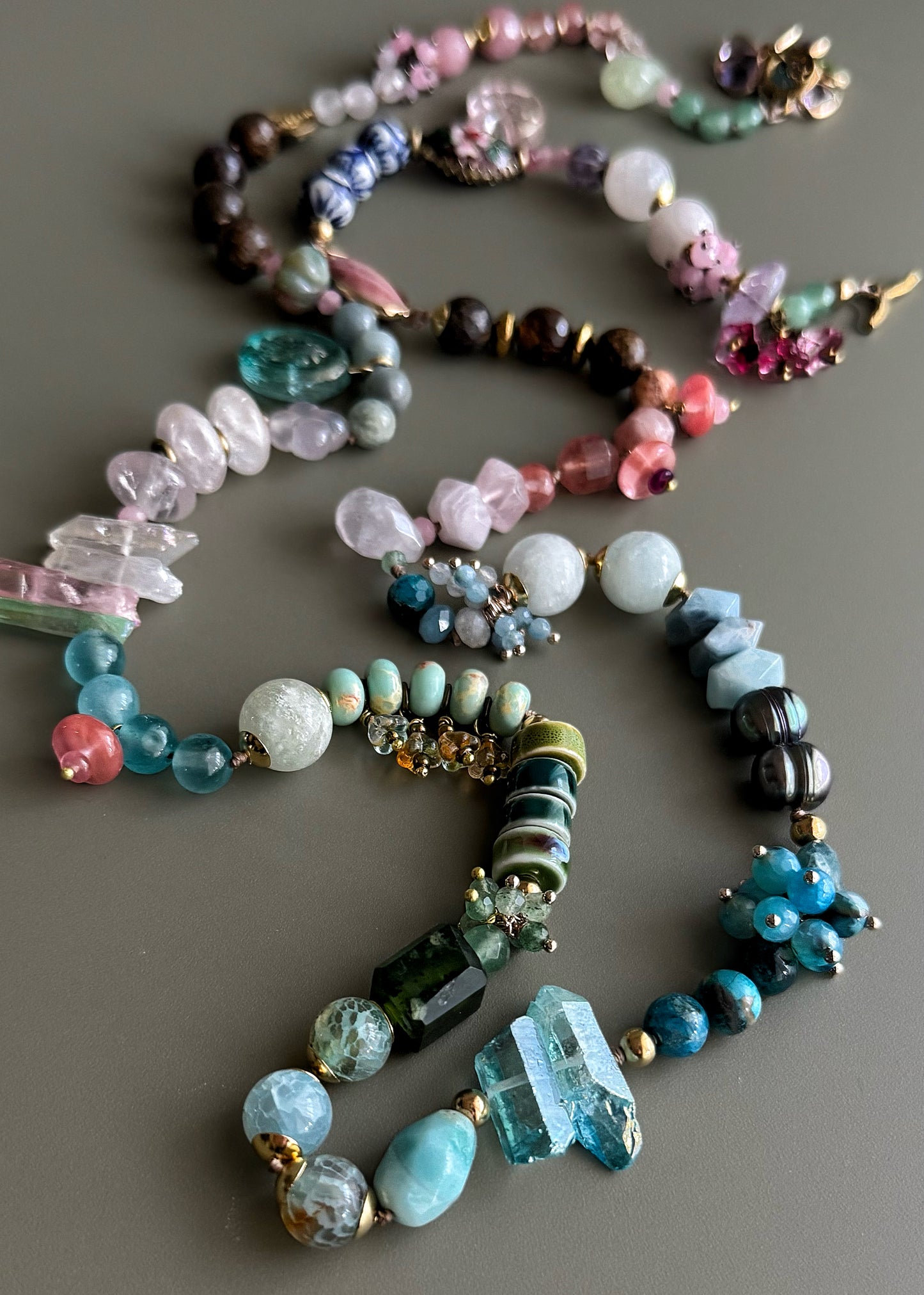 Long necklace with pastel-colored stones - Model 08