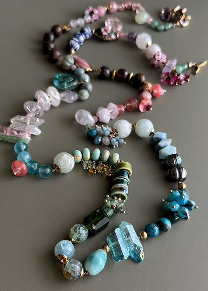 Long necklace with pastel-colored stones - Model 08