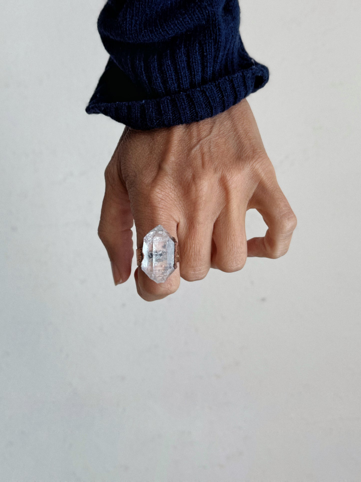 Anello con grande pietra di Herkimer a doppia punta Mis. 9