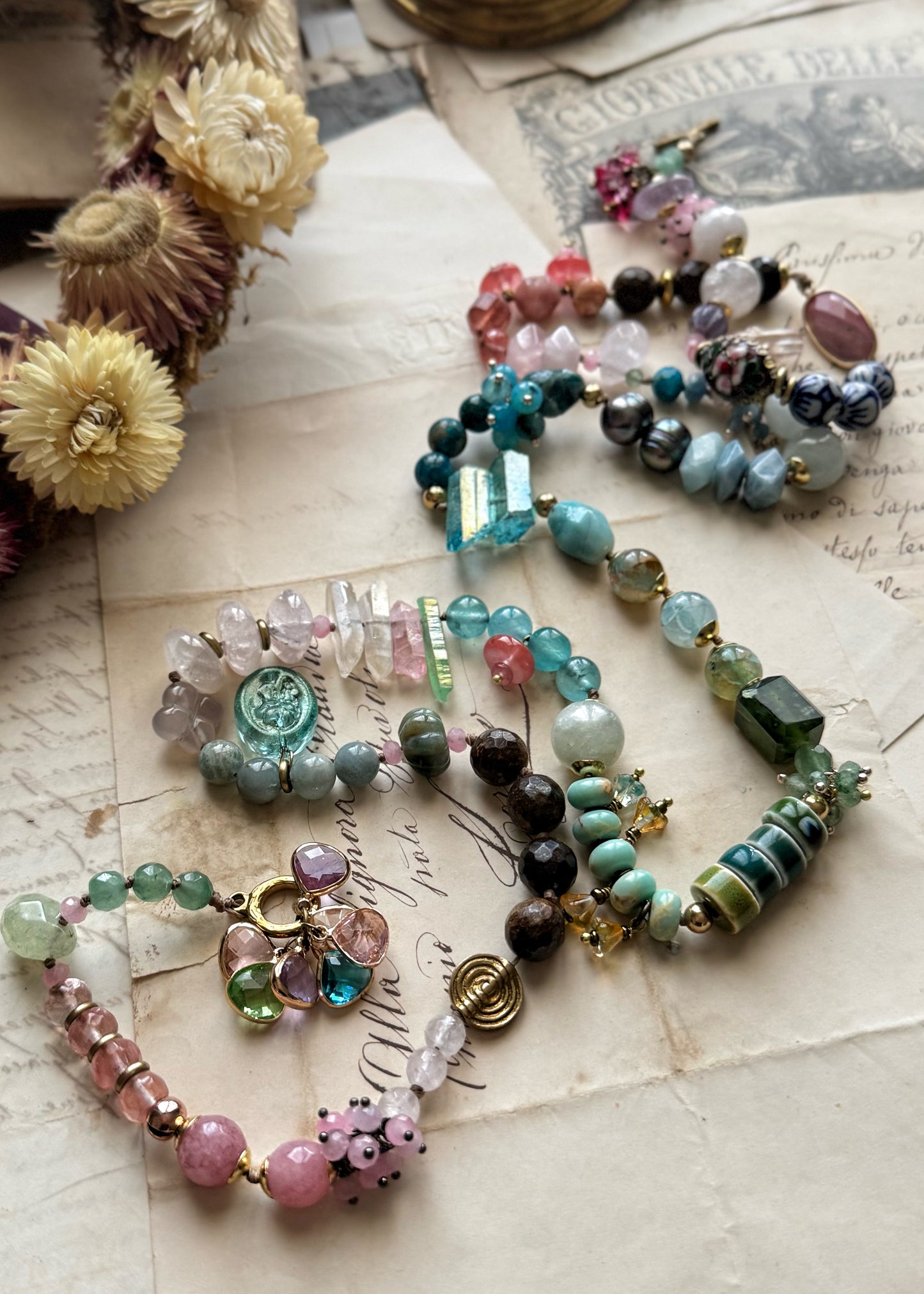 Long necklace with pastel-colored stones - Model 08