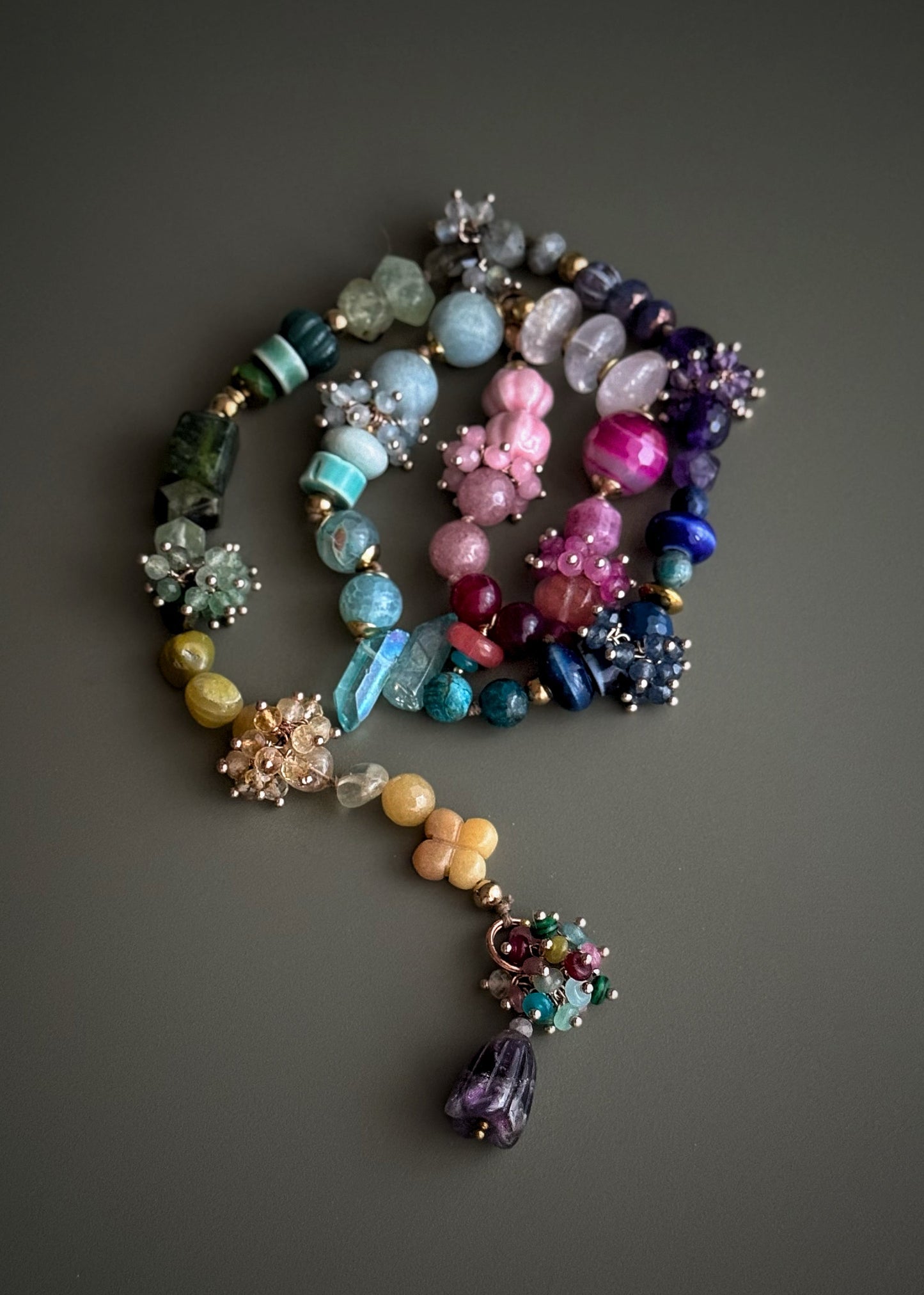 Choker with pastel colored stones and clusters - Model 09