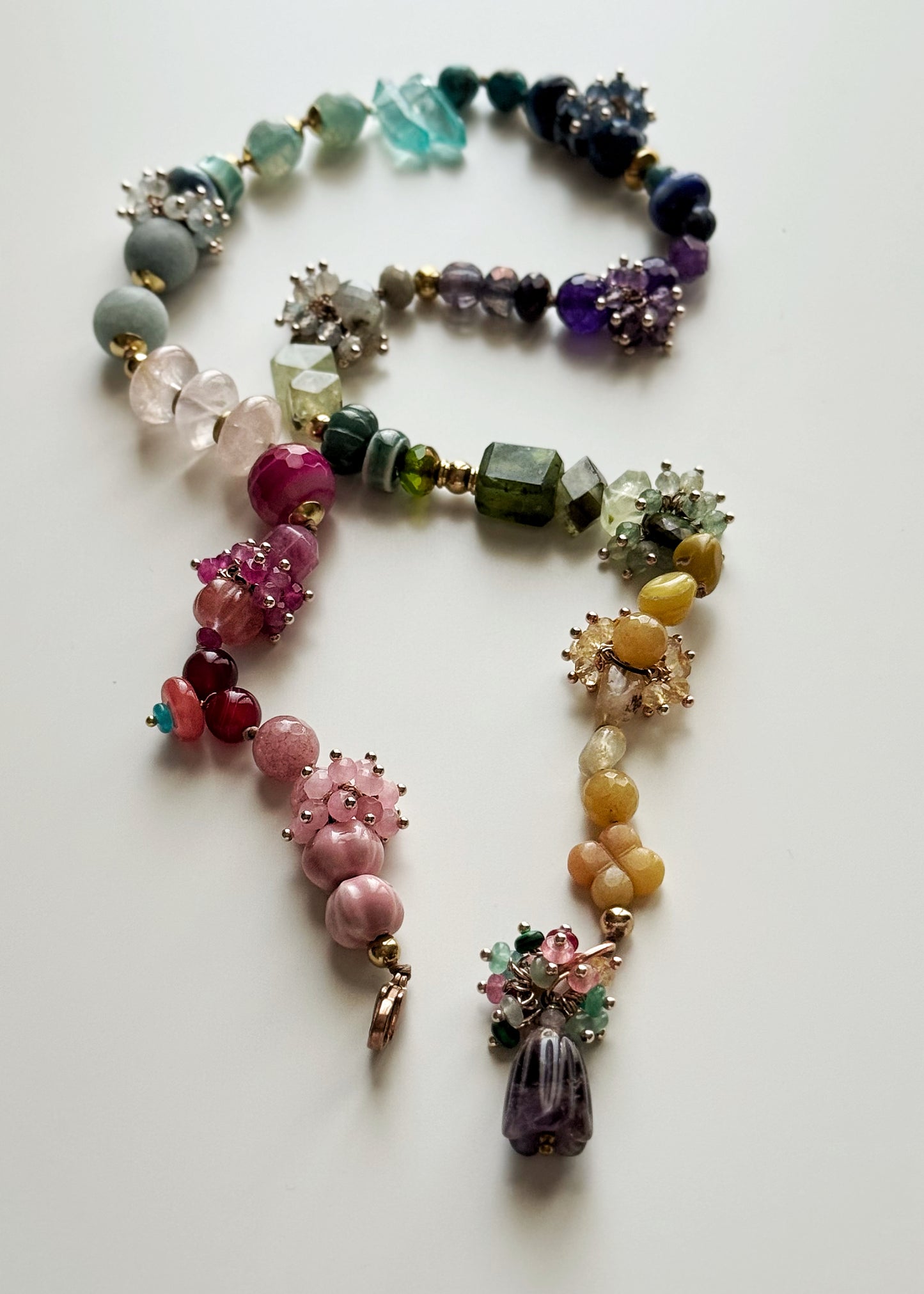 Choker with pastel colored stones and clusters - Model 09