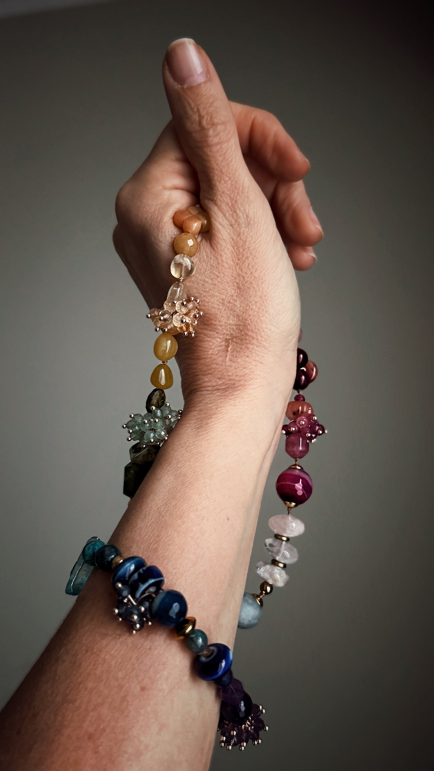 Choker with pastel colored stones and clusters - Model 09