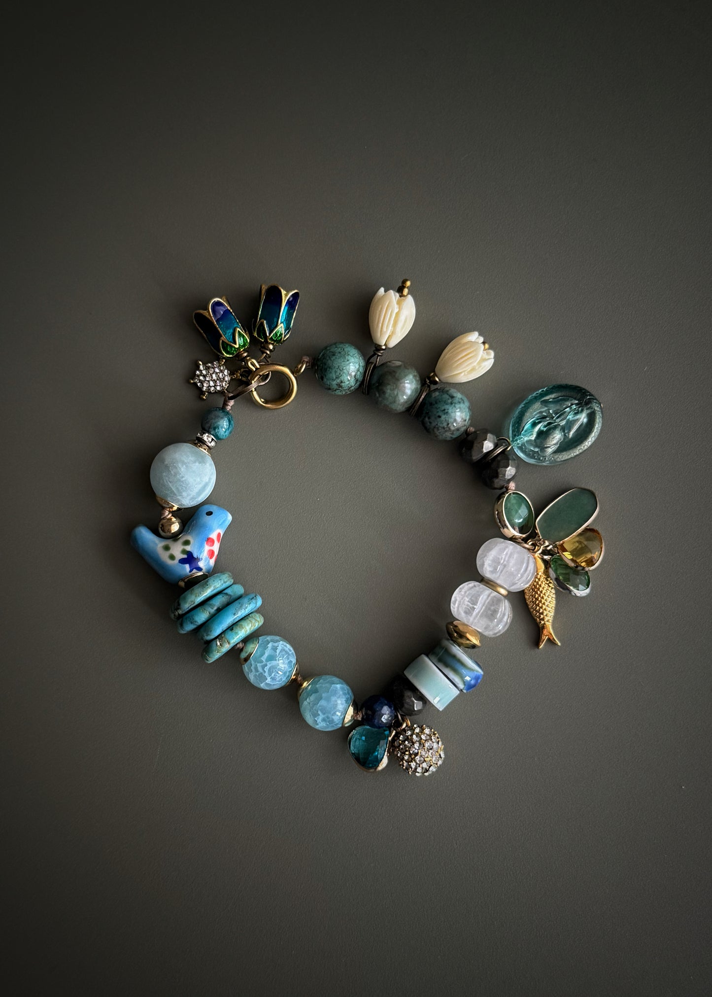 Bracciale azzurro con pietre miste, ciondoli preziosi - Modello18