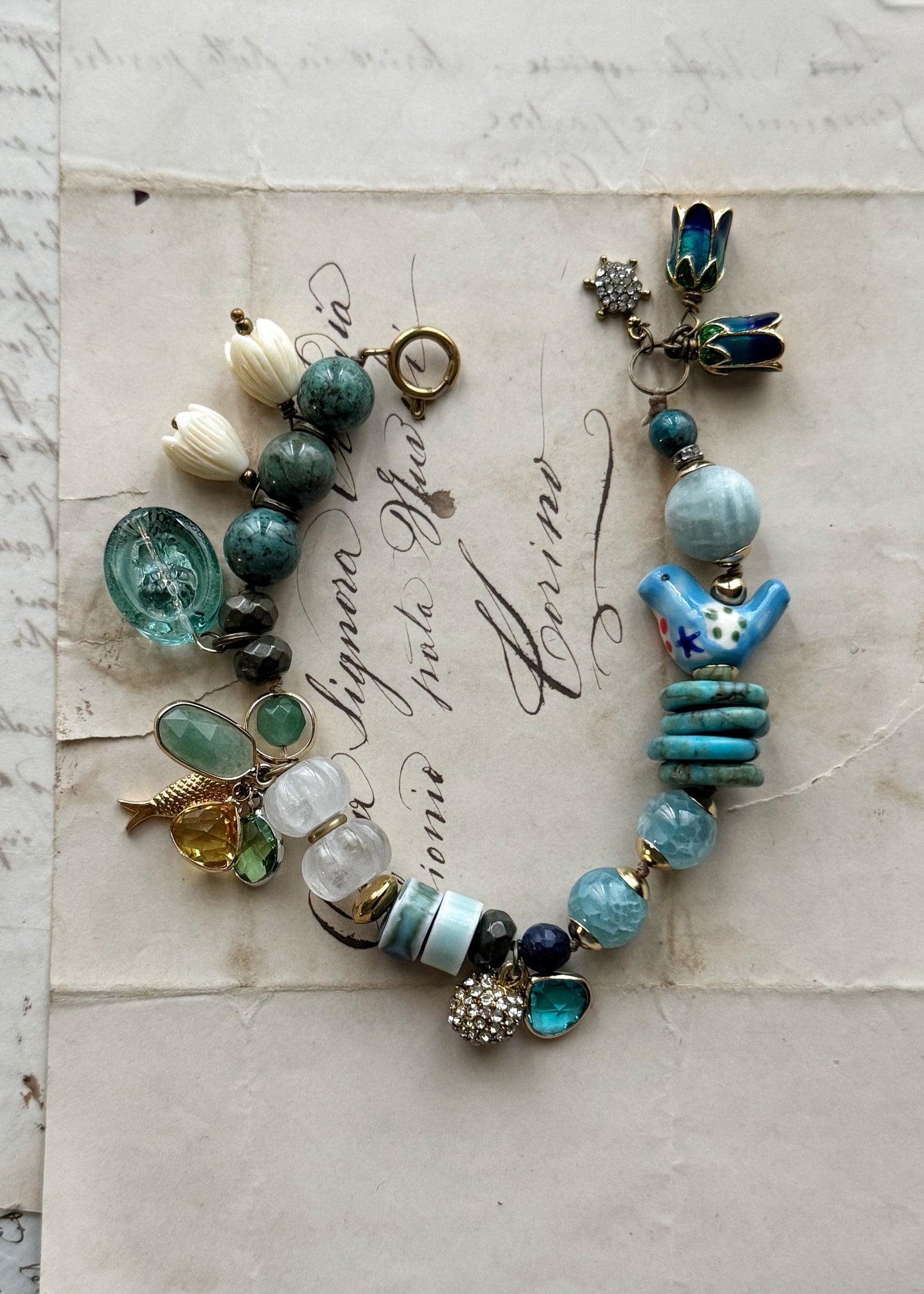 Bracciale azzurro con pietre miste, ciondoli preziosi - Modello18
