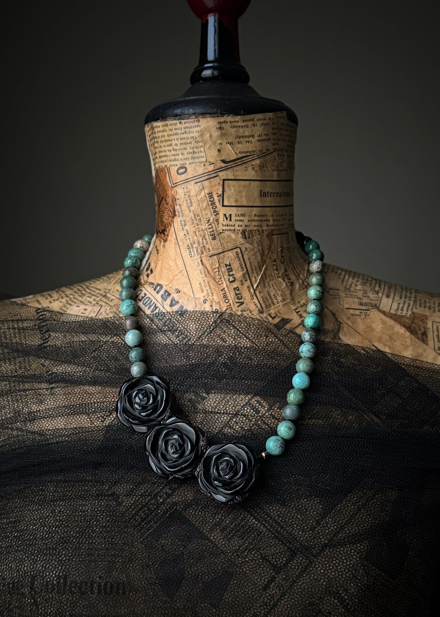 Girocollo con Howlite Blu e Rose nere in Ossidiana – Ebbijoux