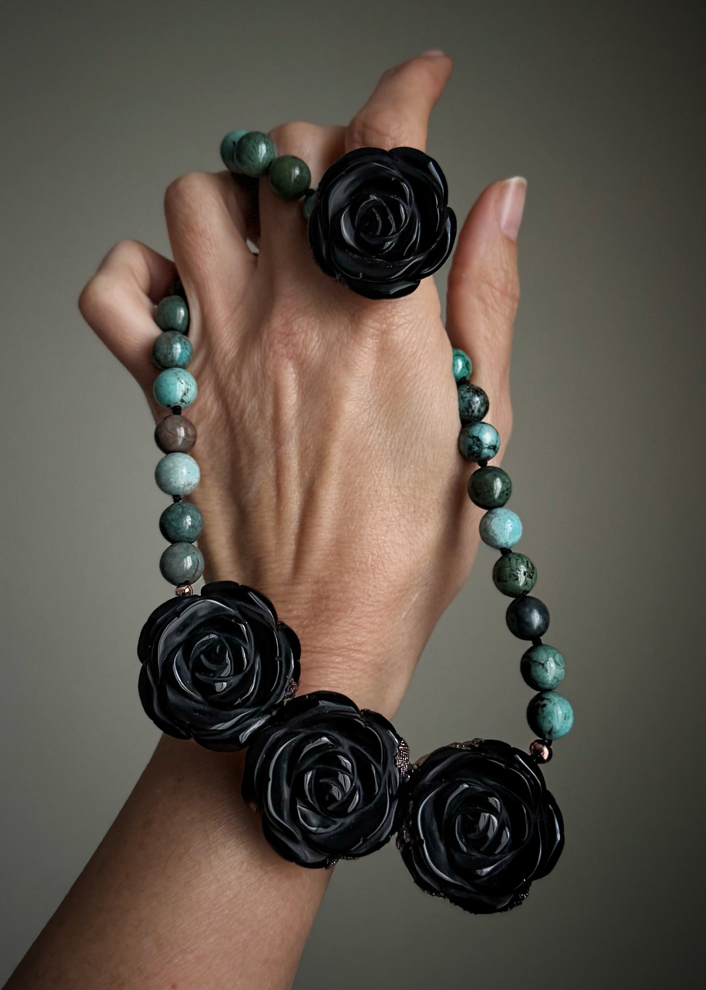 Girocollo con Howlite Blu e Rose nere in Ossidiana – Ebbijoux