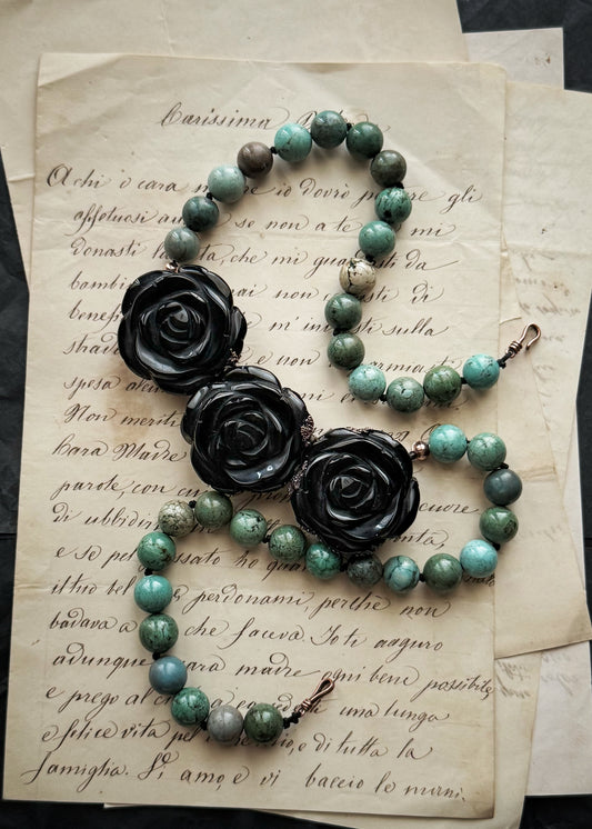 Girocollo con Howlite Blu e Rose nere in Ossidiana – Ebbijoux