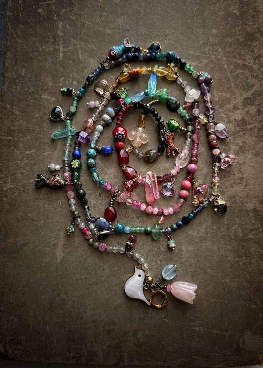 Collana lunga e sottile con pietre colorate- Modello 10