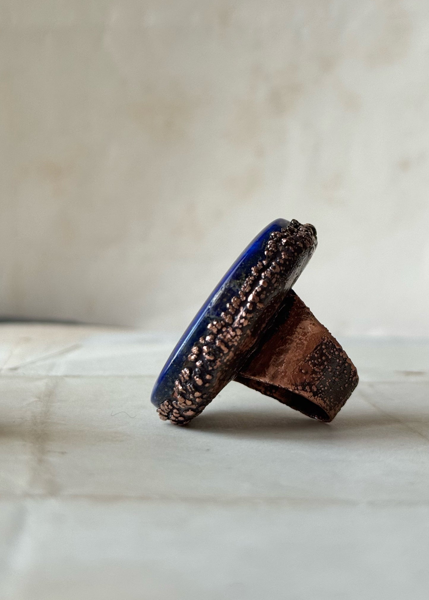 Anello Artigianale in Rame con Lapislazzuli Naturale — Misura 9 US