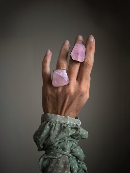 Handcrafted Copper Ring with Rose Quartz – Wide Band, Natural Stone