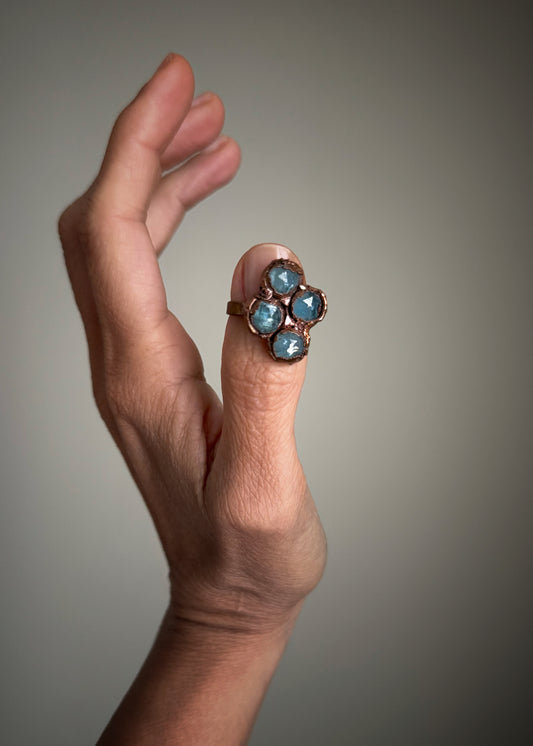Anello con pietre di multiple di Kyanite blu. Misura 6