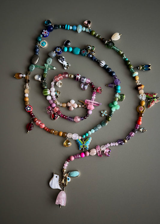 Collana lunga e sottile con pietre colorate - Modello 10