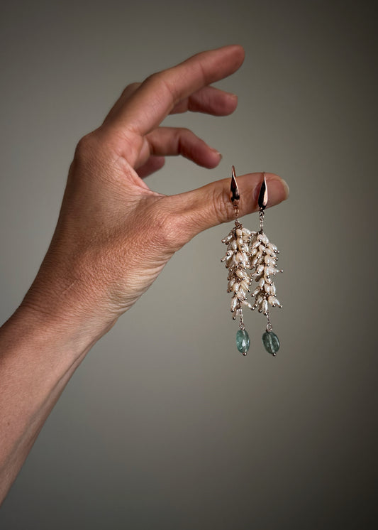 Orecchini Lunghi con piccole perle di fiume - Grappolo realizzato a mano