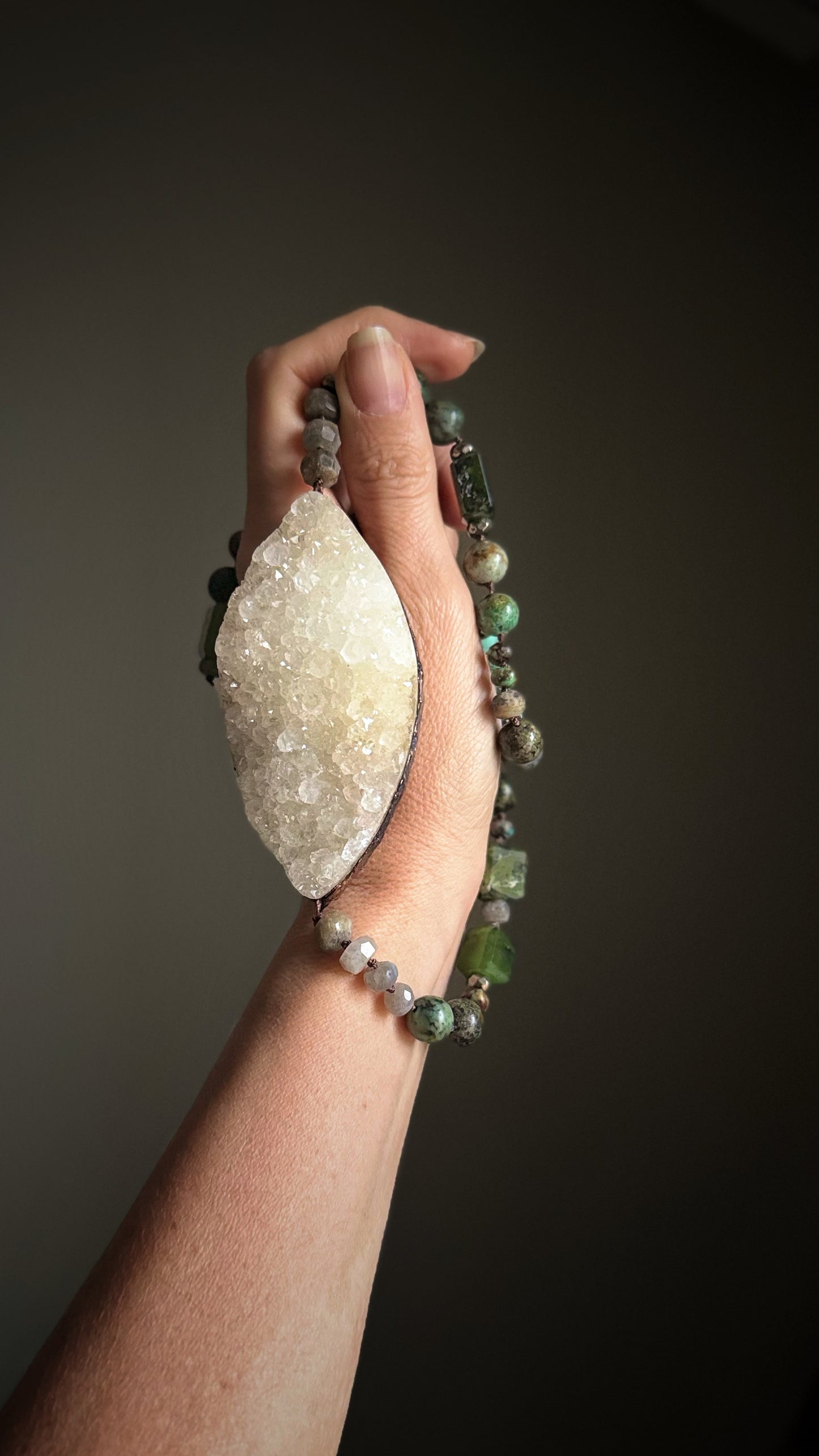 Collana con drusa di quarzo, turchesi e prehnite