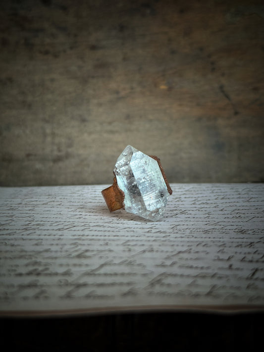 Anello con grande pietra di Herkimer a doppia punta Mis. 9