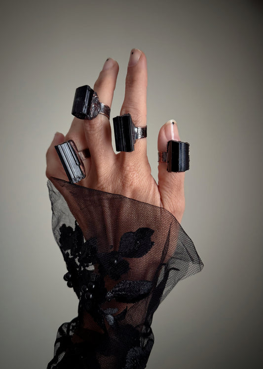 Anello Artigianale in Rame con Tormalina Nera Grezza – Ebbijoux