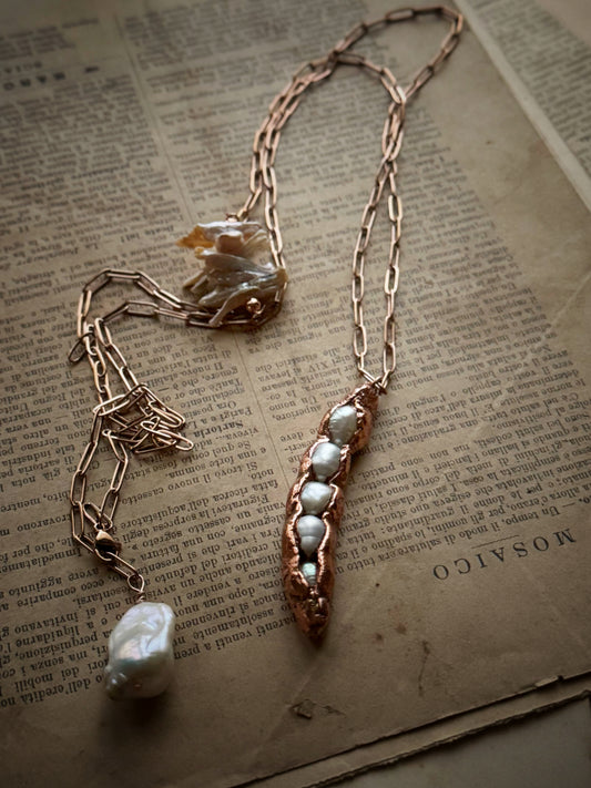 Ciondolo in rame con cinque perle in un baccello