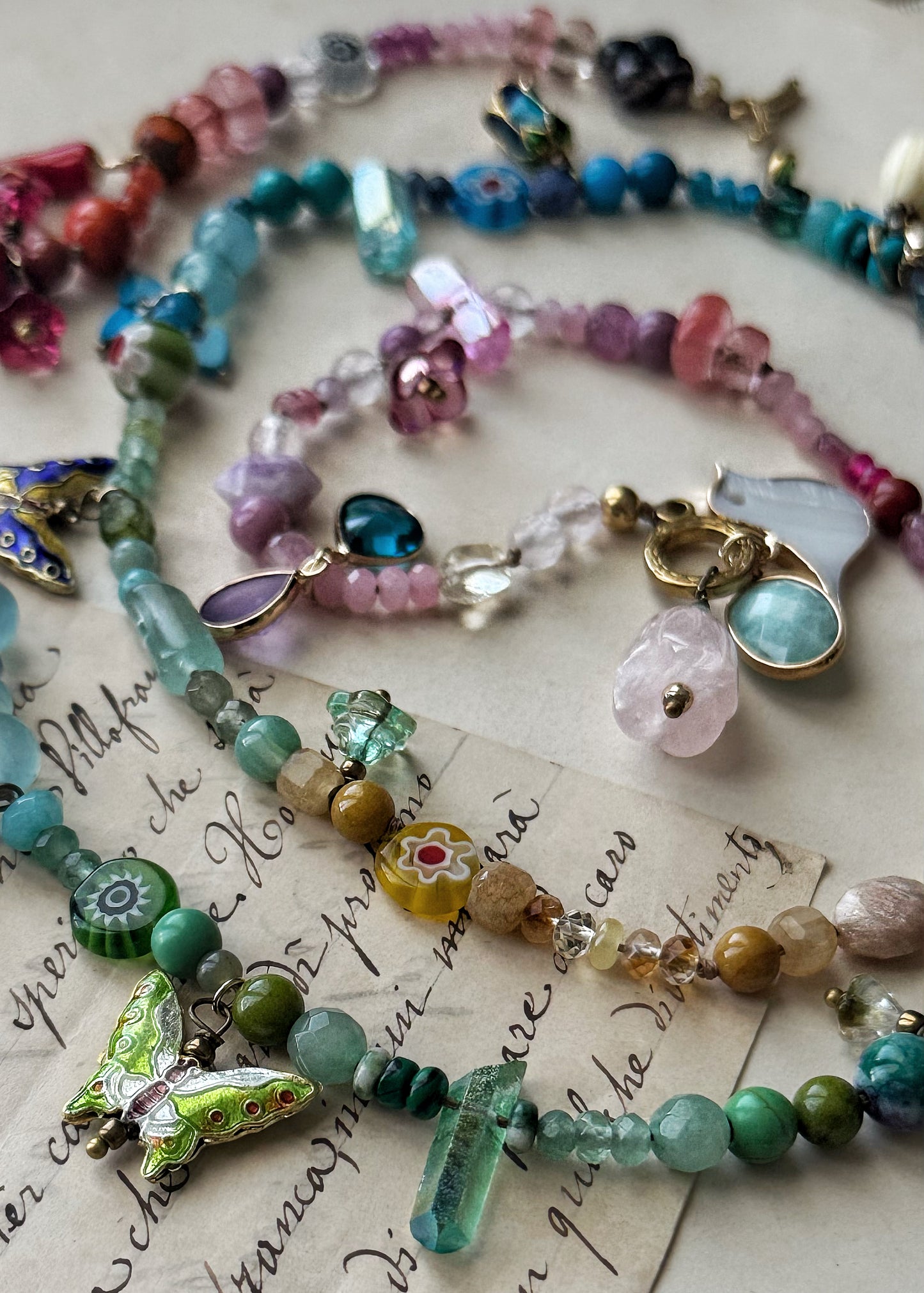 Long and thin necklace with colored stones - Model 10