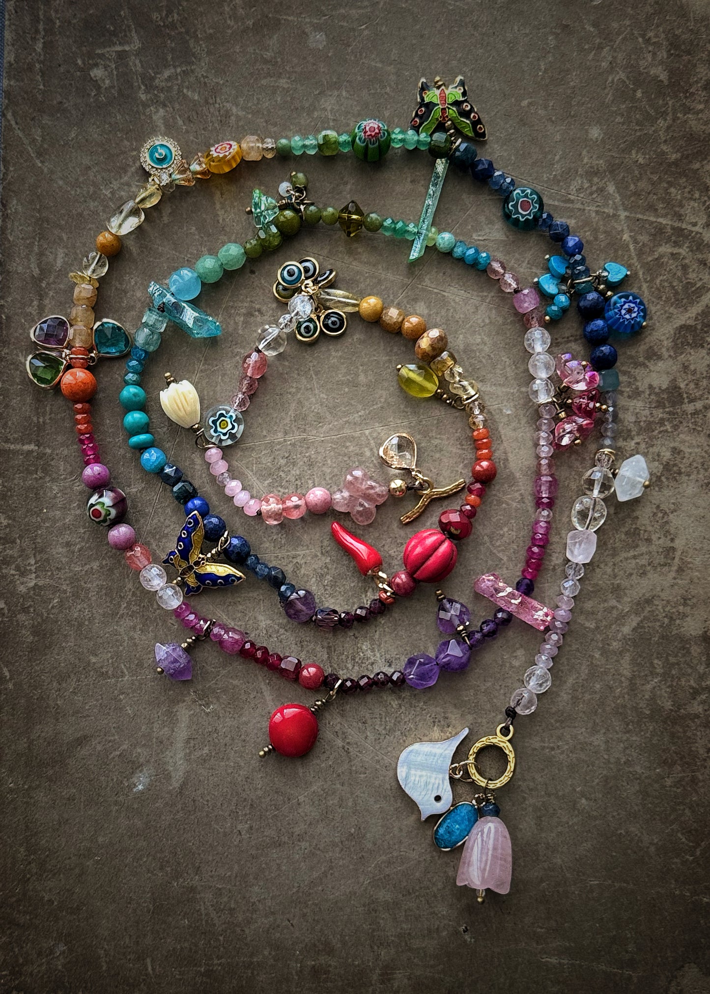 Long and thin necklace with colored stones - Model 10