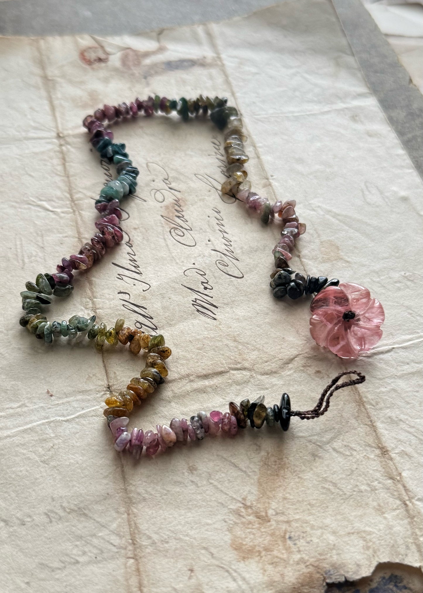 Bracciale doppio con tormalina e fiore in quarzo rosa – Modello 21