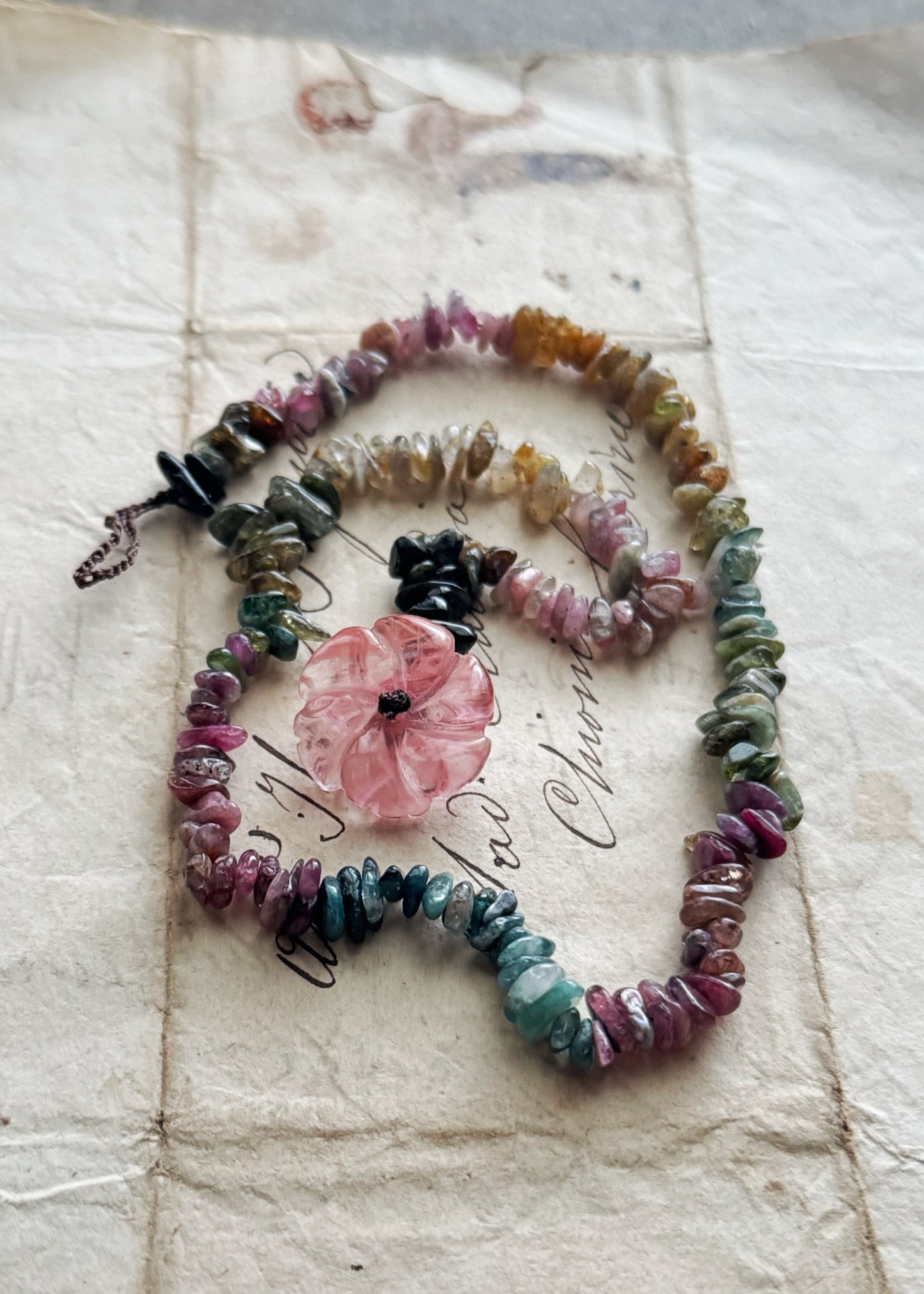 Bracciale doppio con tormalina e fiore in quarzo rosa – Modello 21