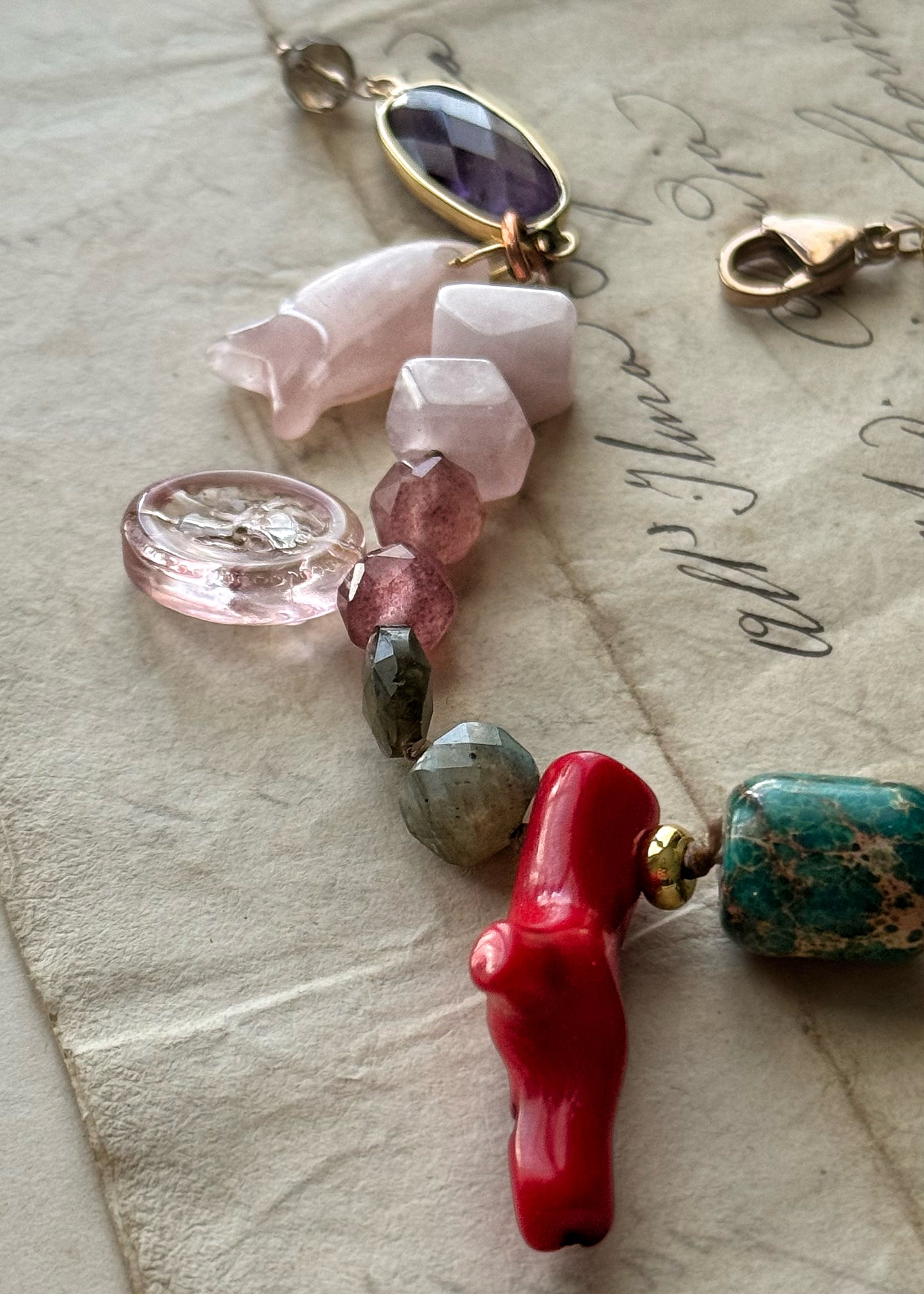 Bracciale artigianale con ametista, granato, labradorite e corallo bambù – pezzo unico – Ebbijoux