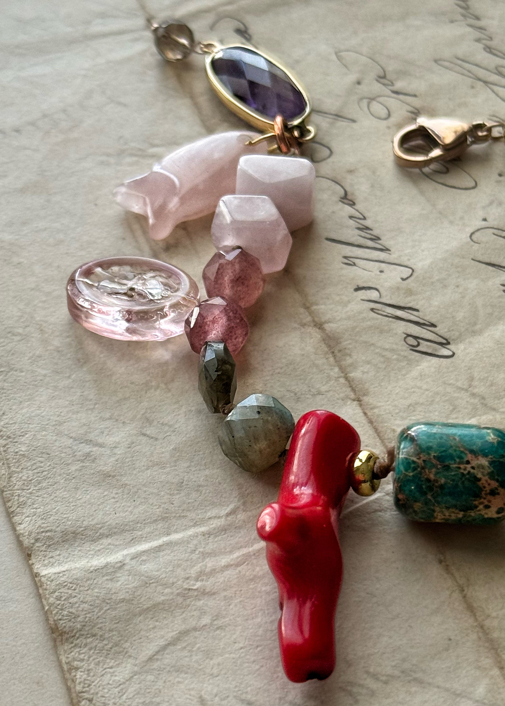 Bracciale artigianale con ametista, granato, labradorite e corallo bambù – pezzo unico – Ebbijoux