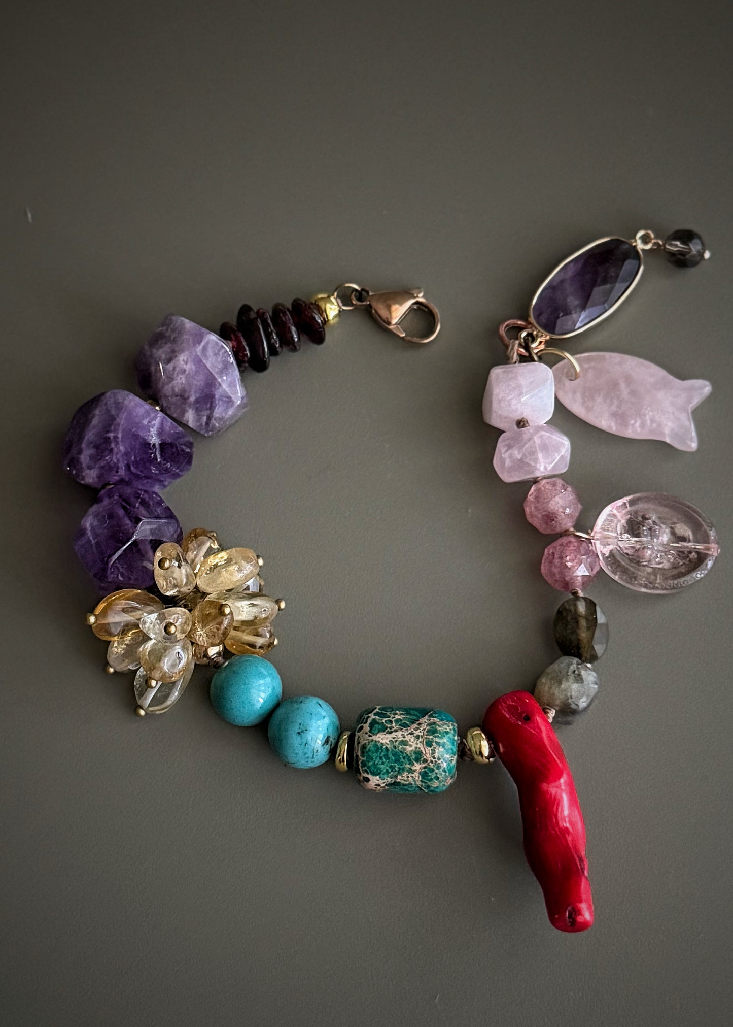Bracciale artigianale con ametista, granato, labradorite e corallo bambù – pezzo unico – Ebbijoux