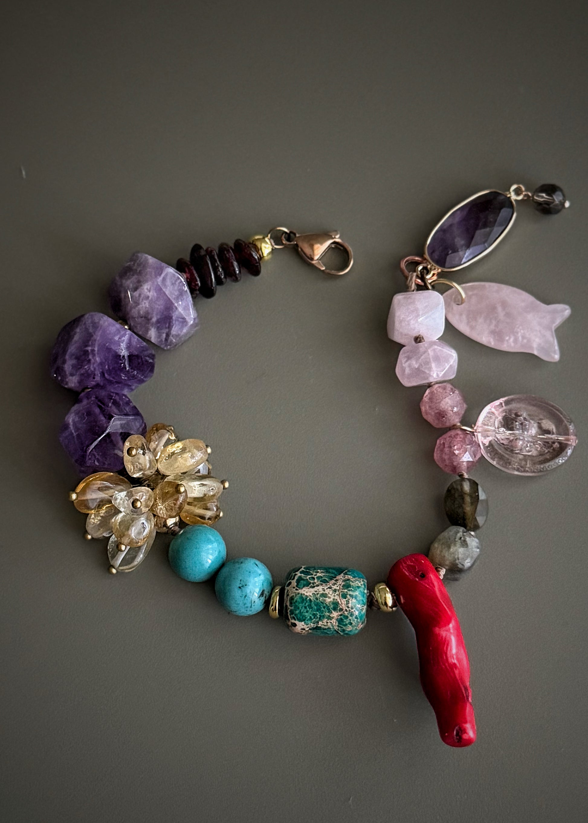 Bracciale artigianale con ametista, granato, labradorite e corallo bambù – pezzo unico – Ebbijoux