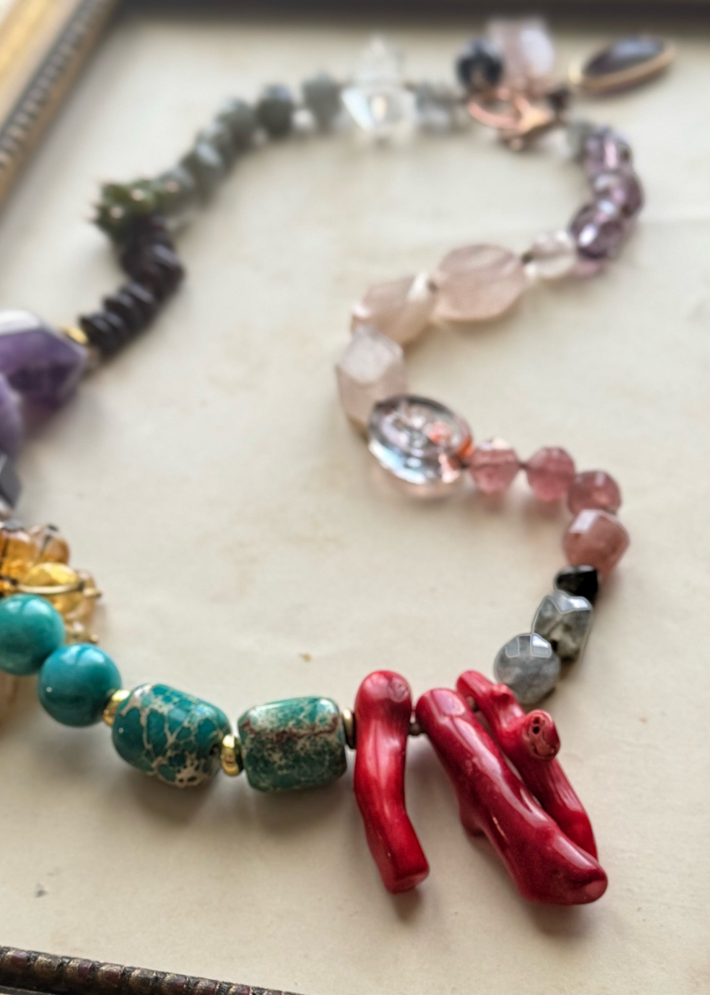 Collana colorata con pietre miste e corallo - Modello 13