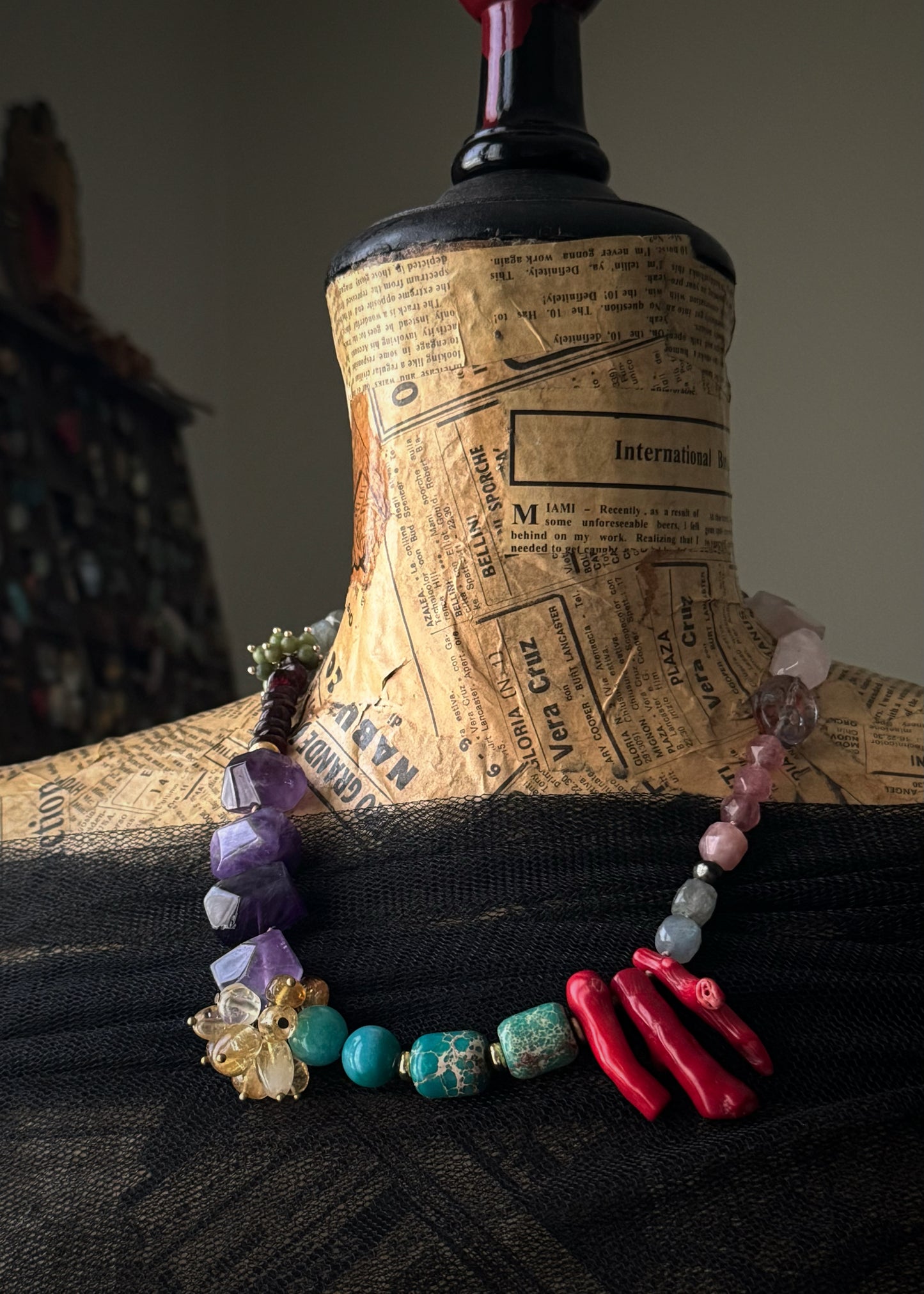 Collana colorata con pietre miste e corallo - Modello 13