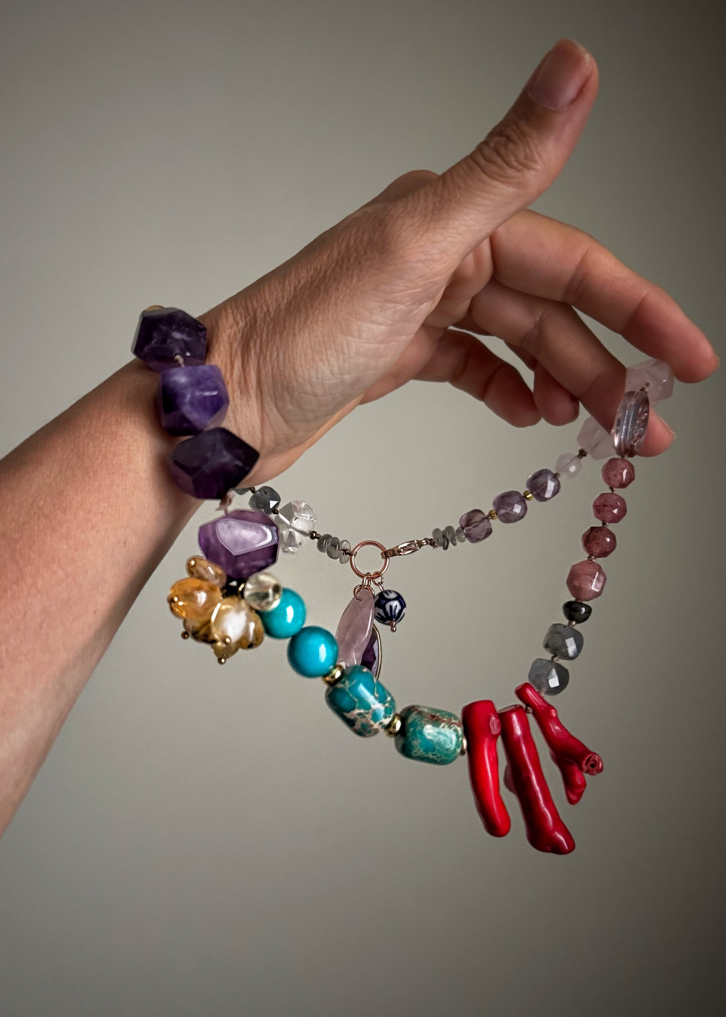 Collana colorata con pietre miste e corallo - Modello 13