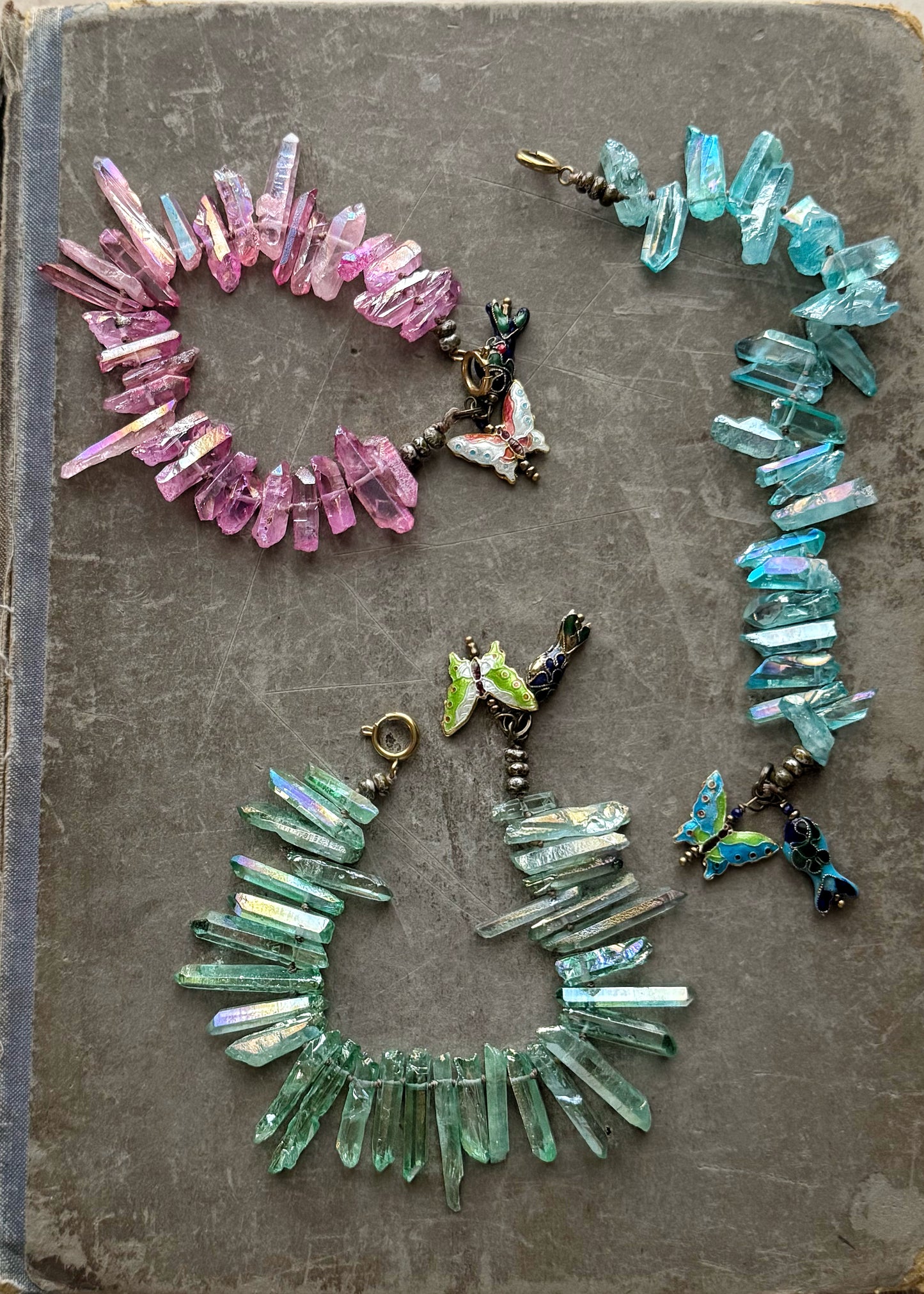 Bracciale Quarzo Aura con Charm Cloisonné – Fatto a Mano | Ebbijoux