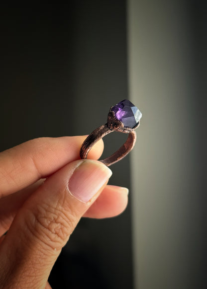 Anello in Rame con Pepita di Ametista Sfaccettata – Mis. 8 US | Ø 18 mm