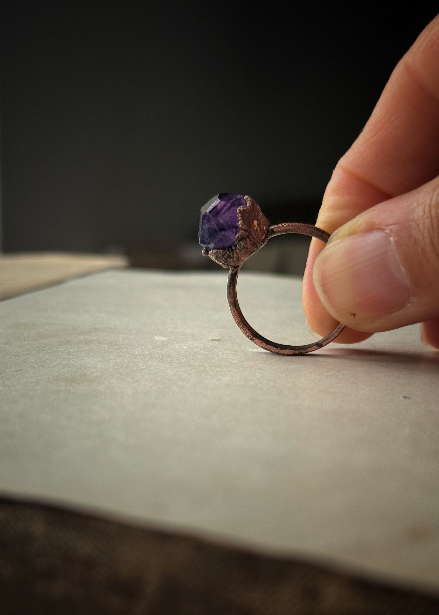 Anello in Rame con Pepita di Ametista Sfaccettata – Mis. 8 US | Ø 18 mm