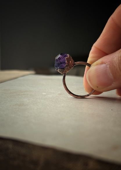 Anello in Rame con Pepita di Ametista Sfaccettata – Mis. 8 US | Ø 18 mm