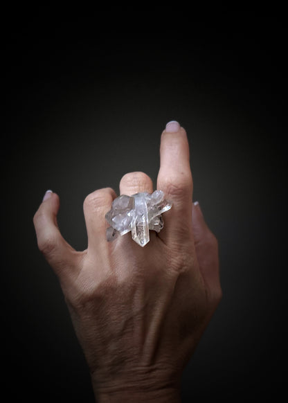 Anello Artigianale in Rame con Cluster di Quarzo Ialino – Pezzo Unico | Misura 20mm (10US)